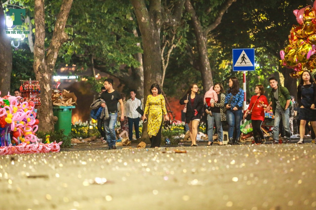 sau-giao-thua-hang-nghin-nguoi-roi-khoi-ho-hoan-kiem-de-lai-rac