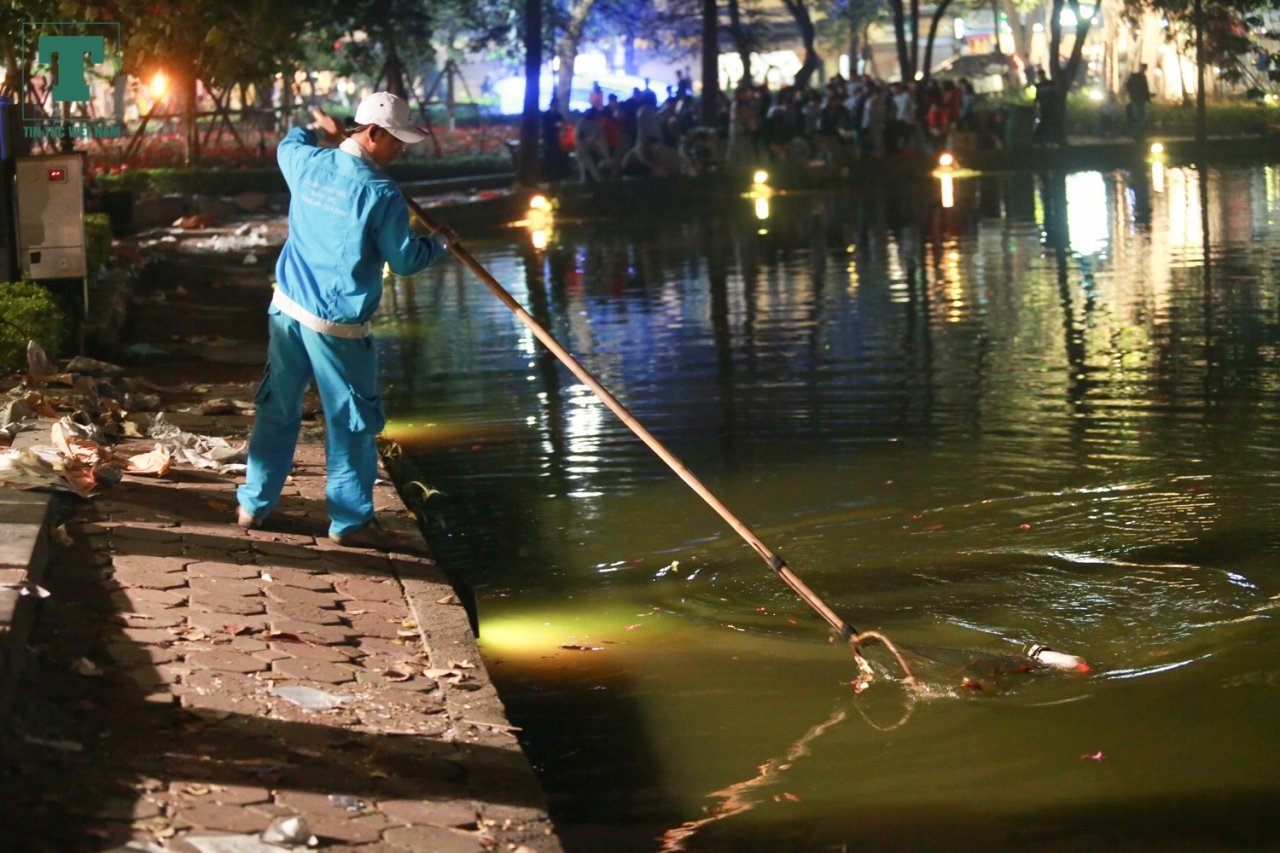 sau-giao-thua-hang-nghin-nguoi-roi-khoi-ho-hoan-kiem-de-lai-rac
