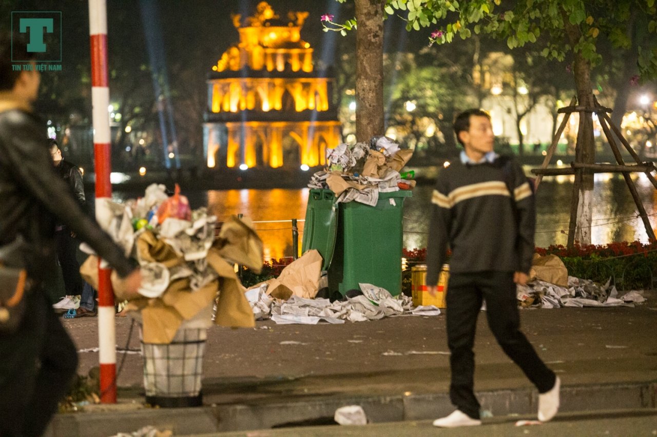 sau-giao-thua-hang-nghin-nguoi-roi-khoi-ho-hoan-kiem-de-lai-rac