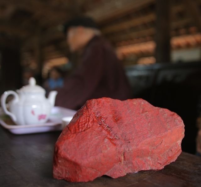 thanh-hoa-ky-dieu-loai-da-do-dung-lam-la-co-to-quoc-trong-lang-bac-ho