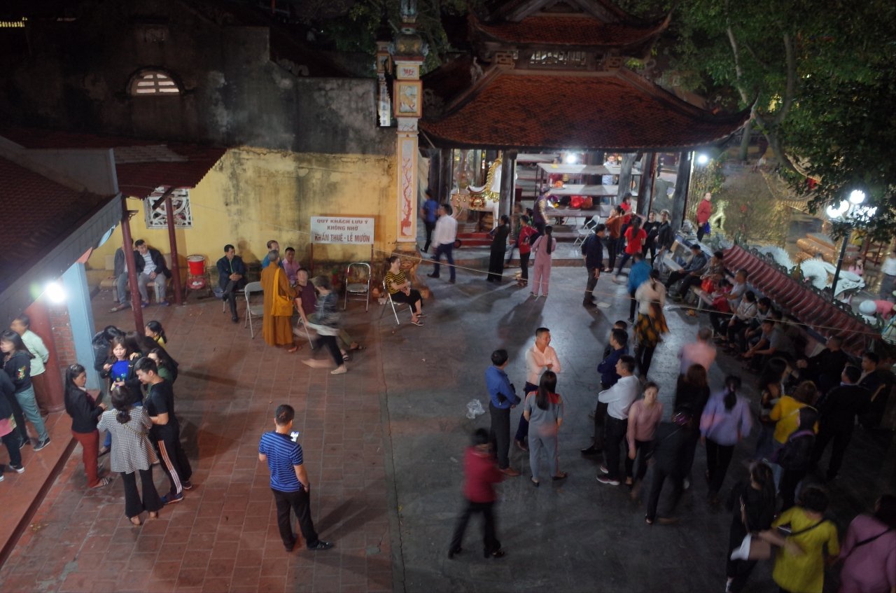 du-khach-di-hang-tram-cay-so-le-den-ba-chua-kho-suot-dem-mung-1-tet