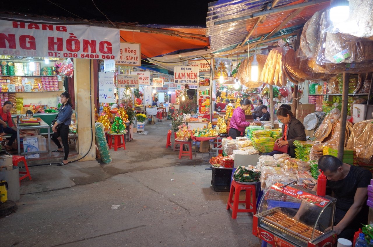 du-khach-di-hang-tram-cay-so-le-den-ba-chua-kho-suot-dem-mung-1-tet