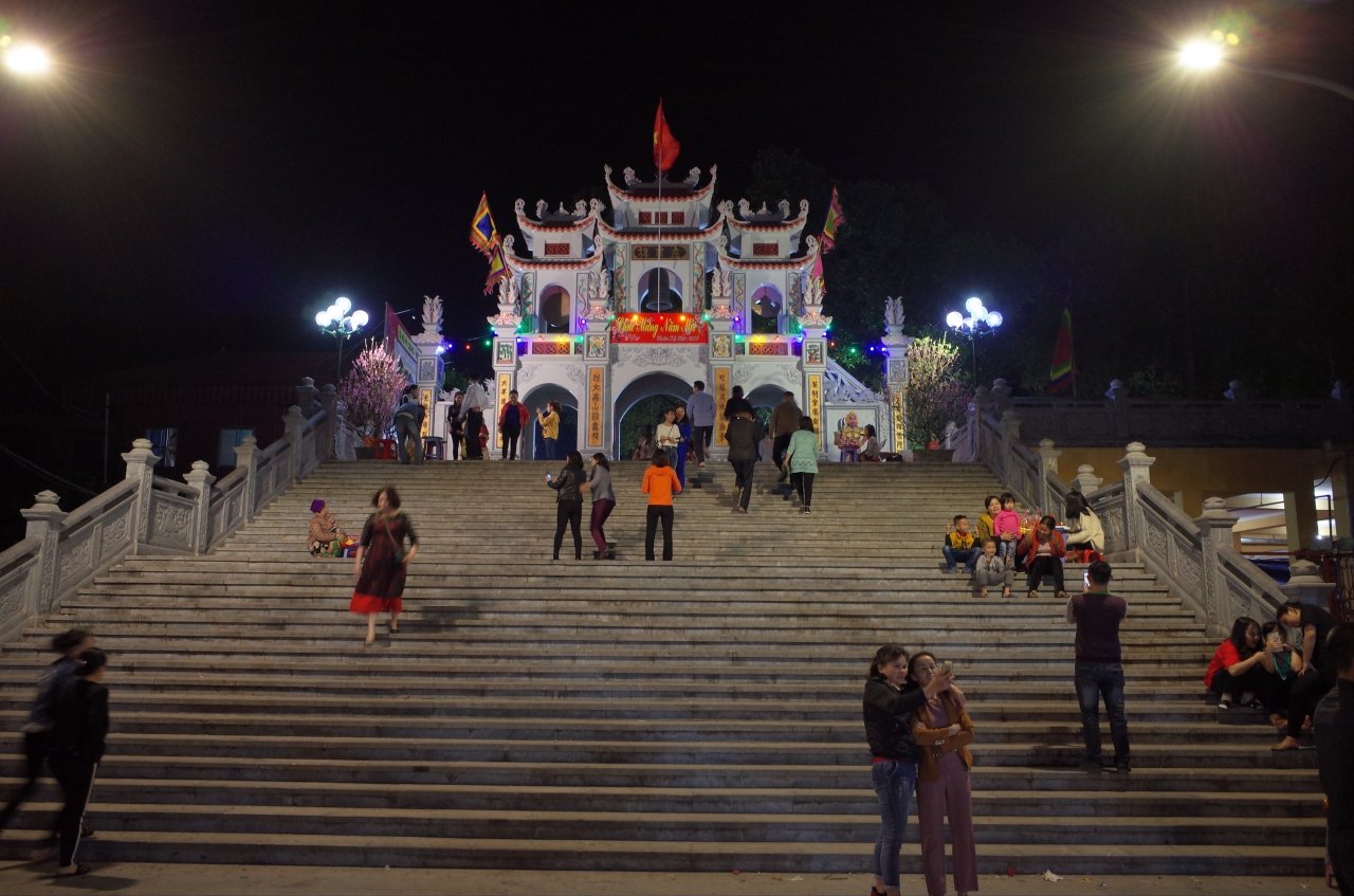 du-khach-di-hang-tram-cay-so-le-den-ba-chua-kho-suot-dem-mung-1-tet
