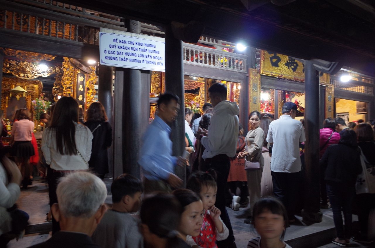 du-khach-di-hang-tram-cay-so-le-den-ba-chua-kho-suot-dem-mung-1-tet