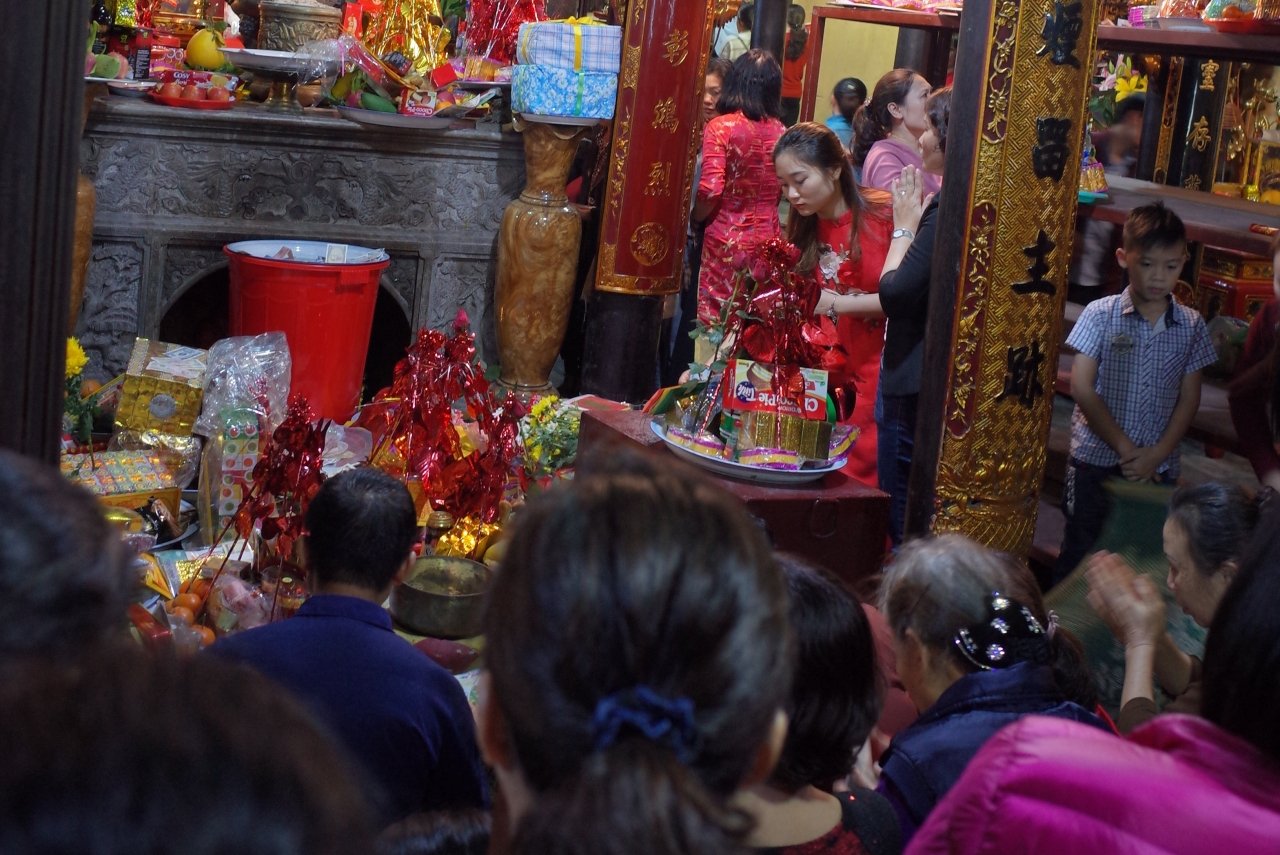 du-khach-di-hang-tram-cay-so-le-den-ba-chua-kho-suot-dem-mung-1-tet