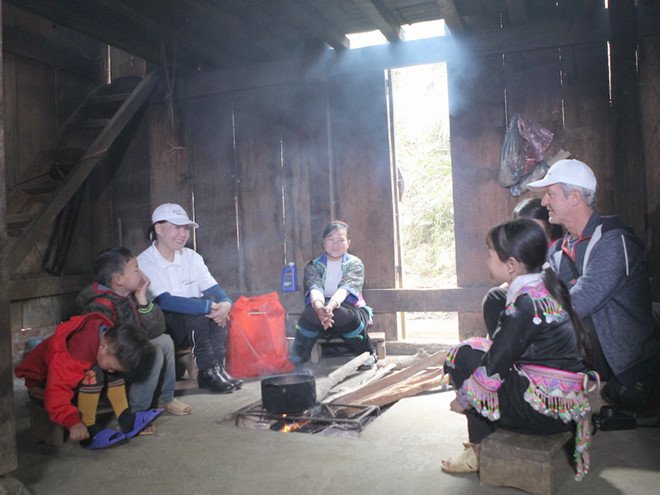 lam-dau-tren-dat-thuy-si-nu-viet-kieu-14-nam-mang-qua-tet-ve-que-huong