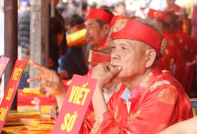 chen-chan-di-le-phu-tay-ho-cau-may-dau-nam-moi