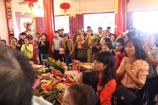 chen-chan-di-le-phu-tay-ho-cau-may-dau-nam-moi