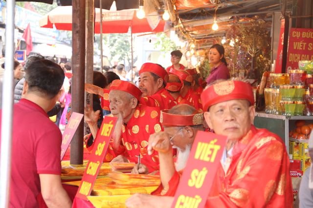 chen-chan-di-le-phu-tay-ho-cau-may-dau-nam-moi