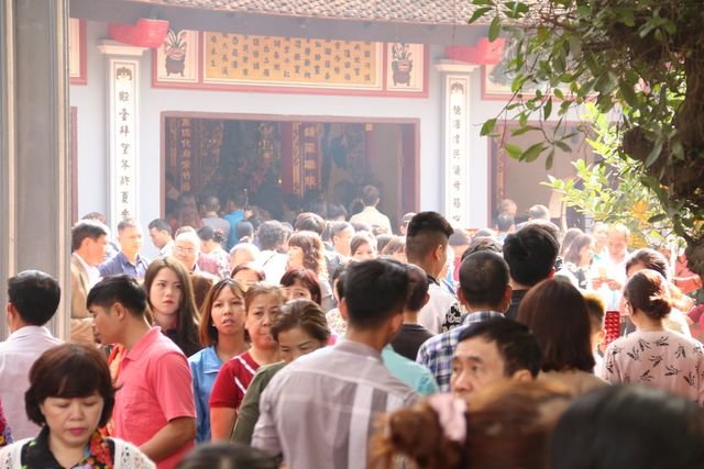 chen-chan-di-le-phu-tay-ho-cau-may-dau-nam-moi