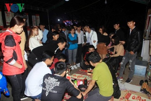 doc-dao-phien-cho-hop-luc-nua-dem-mong-2-tet-o-quang-tri