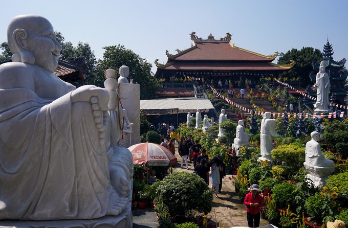 khach-hanh-huong-doi-nang-vieng-ngoi-chua-giua-song-o-sai-gon