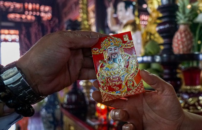 khach-hanh-huong-doi-nang-vieng-ngoi-chua-giua-song-o-sai-gon