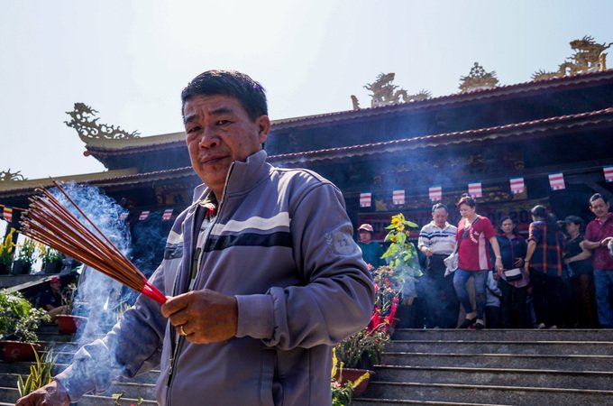 khach-hanh-huong-doi-nang-vieng-ngoi-chua-giua-song-o-sai-gon