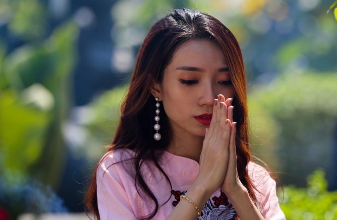 khach-hanh-huong-doi-nang-vieng-ngoi-chua-giua-song-o-sai-gon