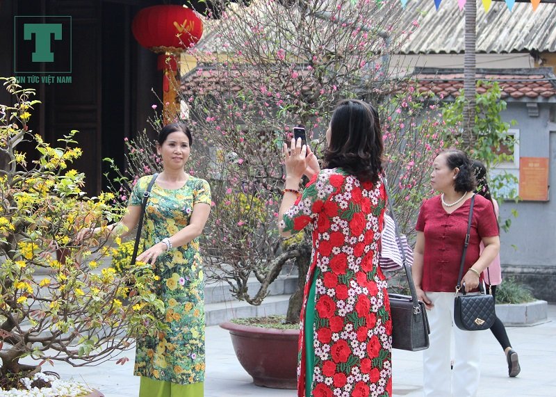 gioi-tre-keo-nhau-di-le-ngoi-chua-cau-duyen-noi-tieng-ha-noi