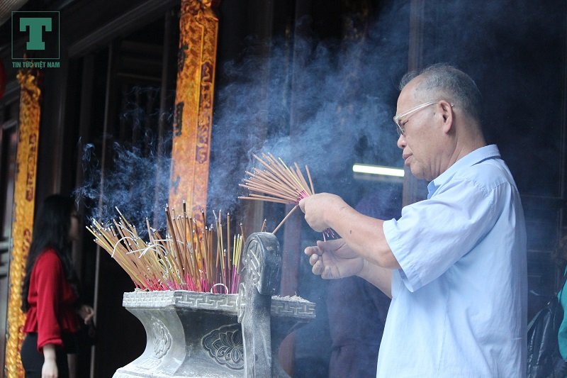 gioi-tre-keo-nhau-di-le-ngoi-chua-cau-duyen-noi-tieng-ha-noi