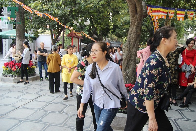 gioi-tre-keo-nhau-di-le-ngoi-chua-cau-duyen-noi-tieng-ha-noi