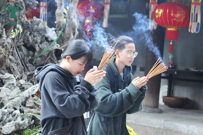 gioi-tre-keo-nhau-di-le-ngoi-chua-cau-duyen-noi-tieng-ha-noi
