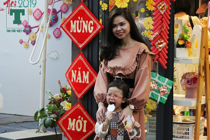 nhung-thien-than-nhi-xung-xinh-ao-dai-tren-pho-sach-ha-noi