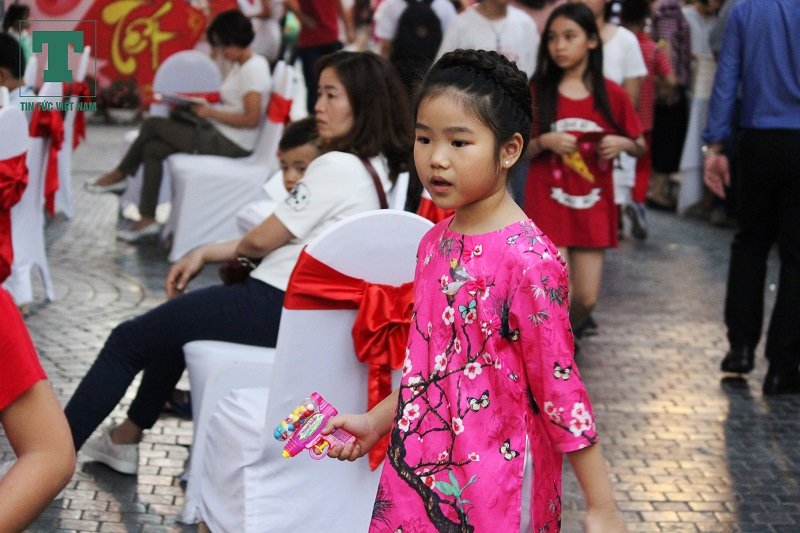nhung-thien-than-nhi-xung-xinh-ao-dai-tren-pho-sach-ha-noi
