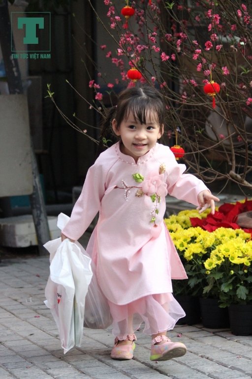 nhung-thien-than-nhi-xung-xinh-ao-dai-tren-pho-sach-ha-noi