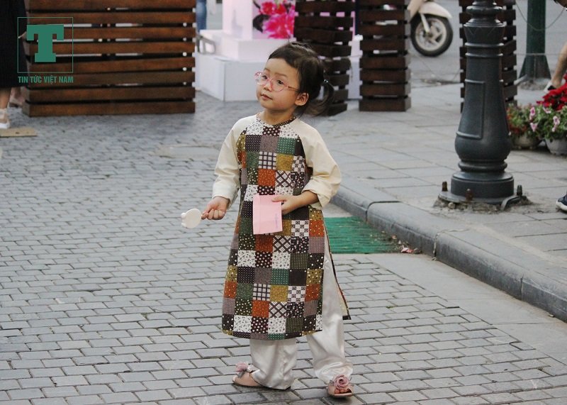 nhung-thien-than-nhi-xung-xinh-ao-dai-tren-pho-sach-ha-noi