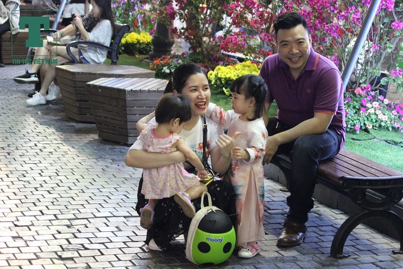 nhung-thien-than-nhi-xung-xinh-ao-dai-tren-pho-sach-ha-noi