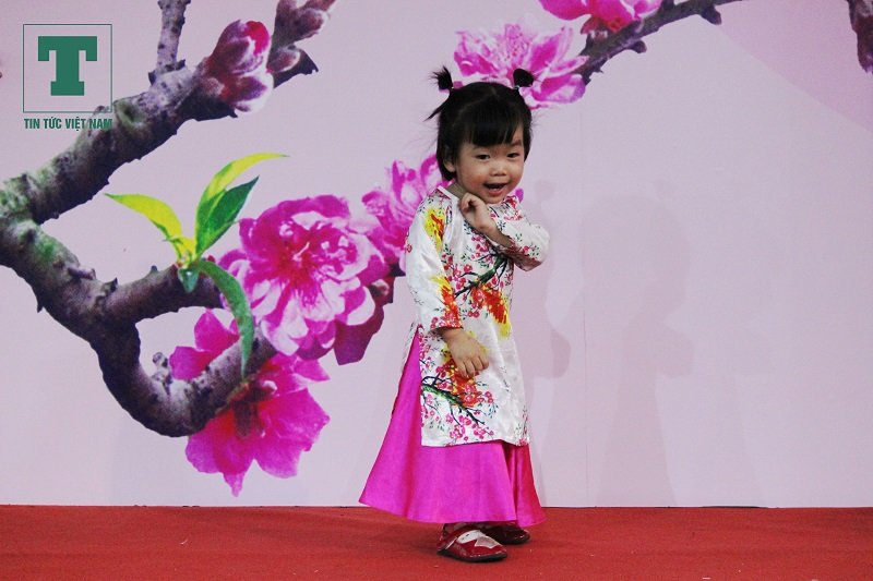 nhung-thien-than-nhi-xung-xinh-ao-dai-tren-pho-sach-ha-noi