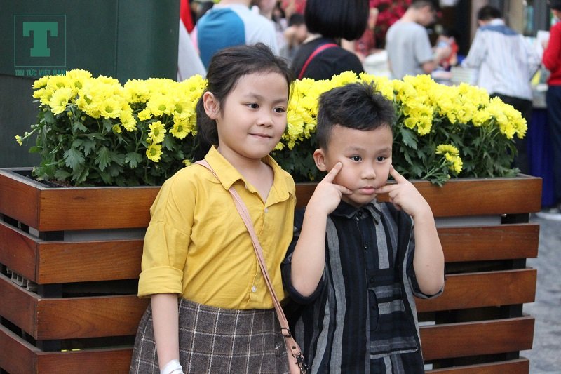 nhung-thien-than-nhi-xung-xinh-ao-dai-tren-pho-sach-ha-noi