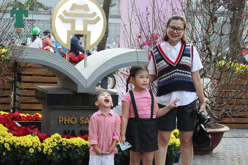 nhung-thien-than-nhi-xung-xinh-ao-dai-tren-pho-sach-ha-noi