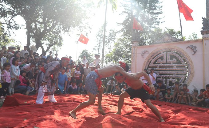tuc-cuop-cau-dau-vat-ren-luyen-suc-khoe-o-lang-gua