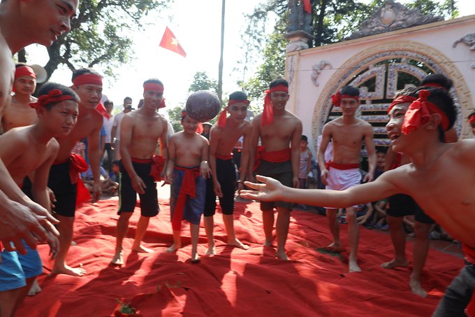 tuc-cuop-cau-dau-vat-ren-luyen-suc-khoe-o-lang-gua