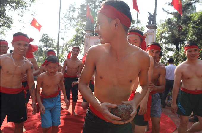 tuc-cuop-cau-dau-vat-ren-luyen-suc-khoe-o-lang-gua