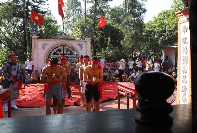 tuc-cuop-cau-dau-vat-ren-luyen-suc-khoe-o-lang-gua