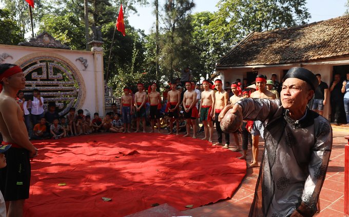 tuc-cuop-cau-dau-vat-ren-luyen-suc-khoe-o-lang-gua