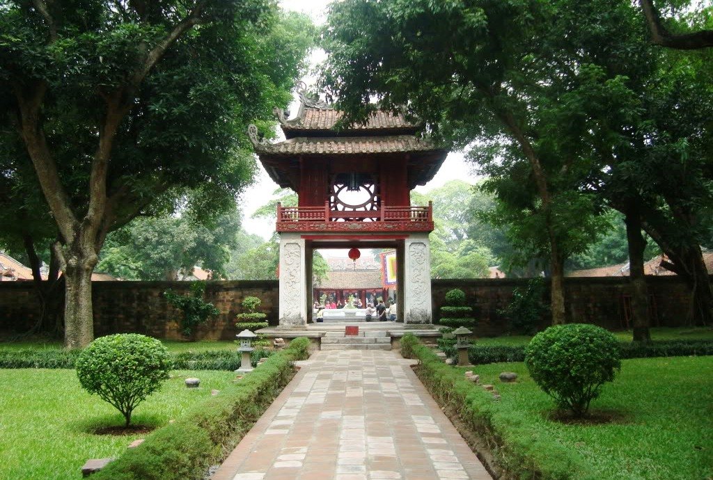 9-ngoi-chua-noi-tieng-linh-thieng-o-ha-noi-khong-the-bo-qua-vao-dip-dau-nam