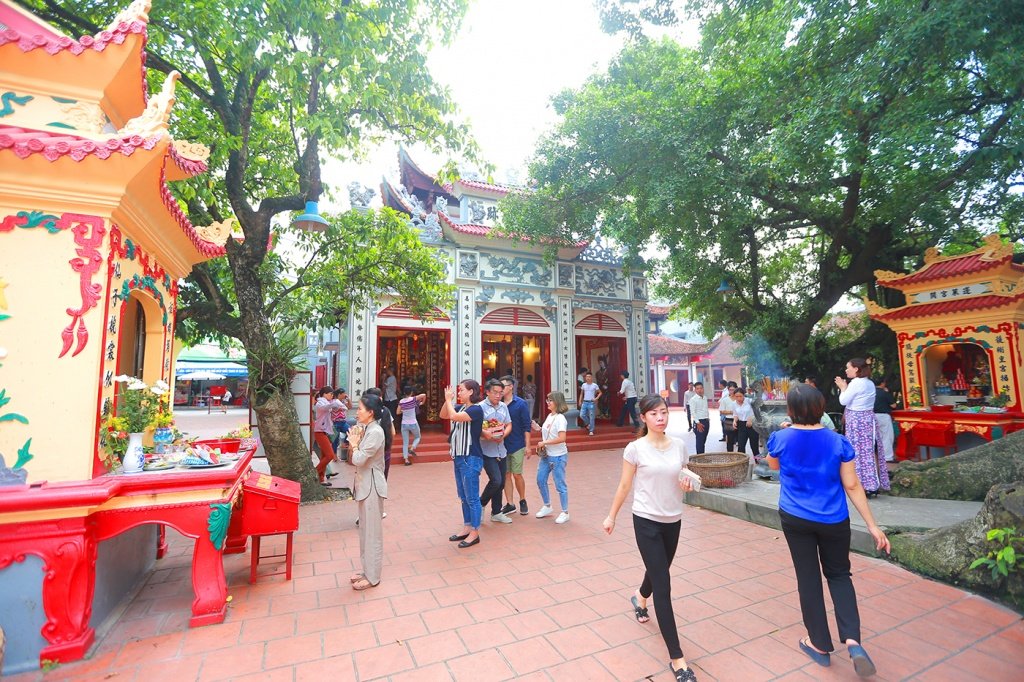 9-ngoi-chua-noi-tieng-linh-thieng-o-ha-noi-khong-the-bo-qua-vao-dip-dau-nam