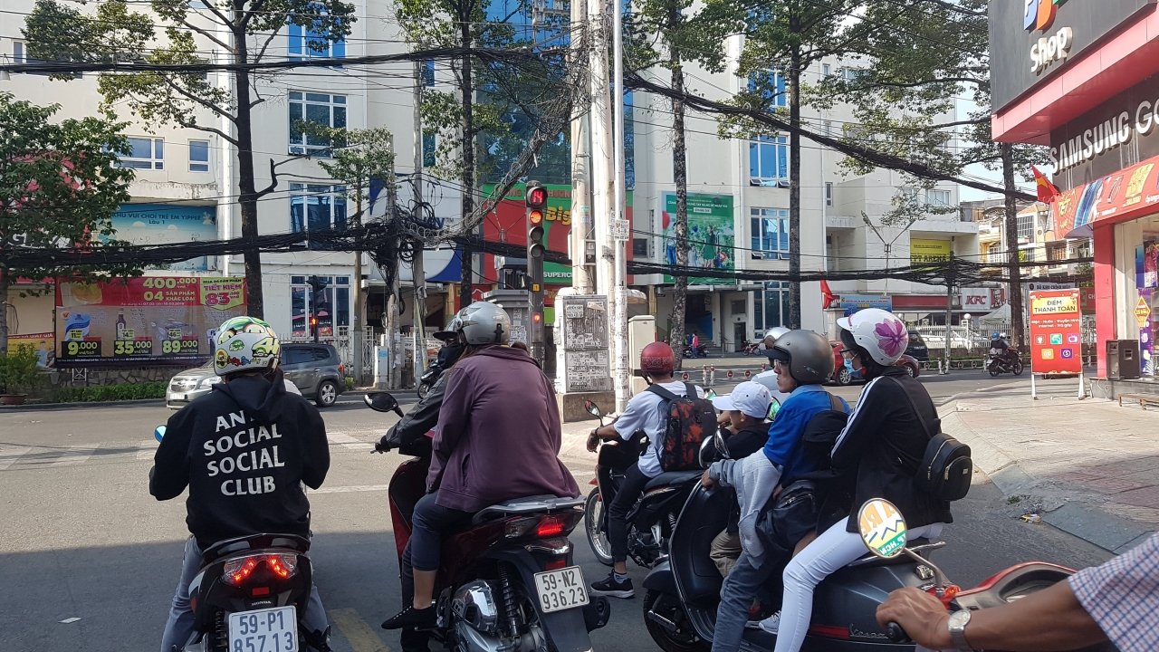 duong-pho-sai-gon-ngay-mung-5-tet-thong-thoang-khong-un-tac