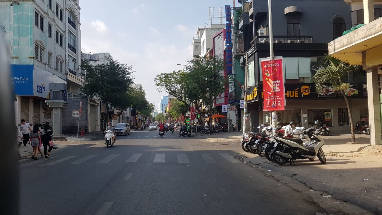 duong-pho-sai-gon-ngay-mung-5-tet-thong-thoang-khong-un-tac