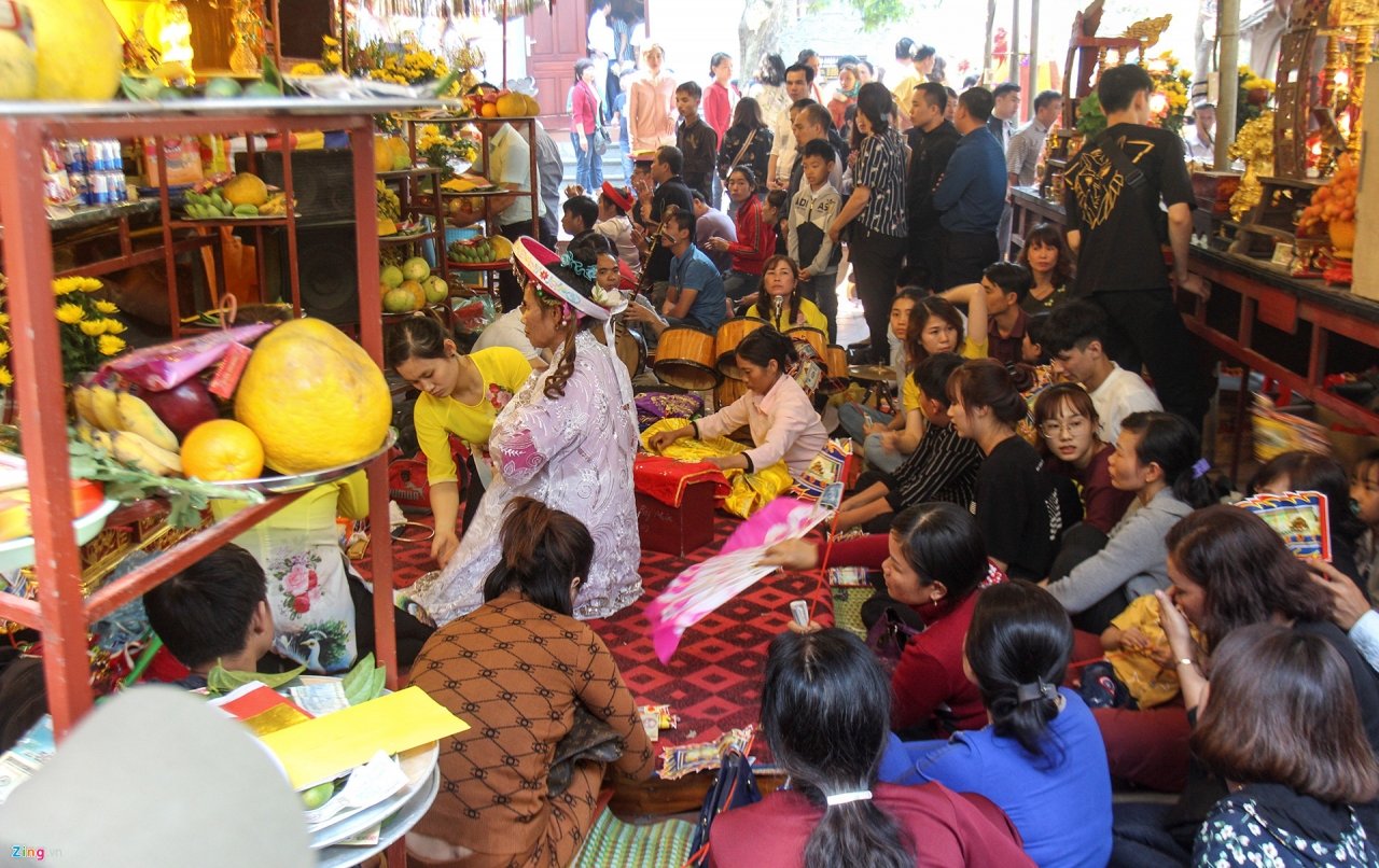 nhet-kin-tien-le-vao-khe-cua-truoc-den-chua-ngay-dau-nam