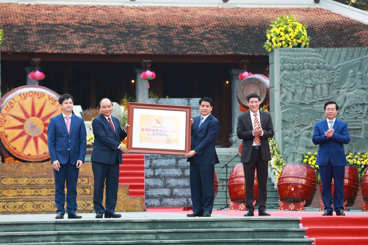 thu-tuong-nguyen-xuan-phuc-trao-bang-di-tich-quoc-gia-dac-biet-go-dong-da