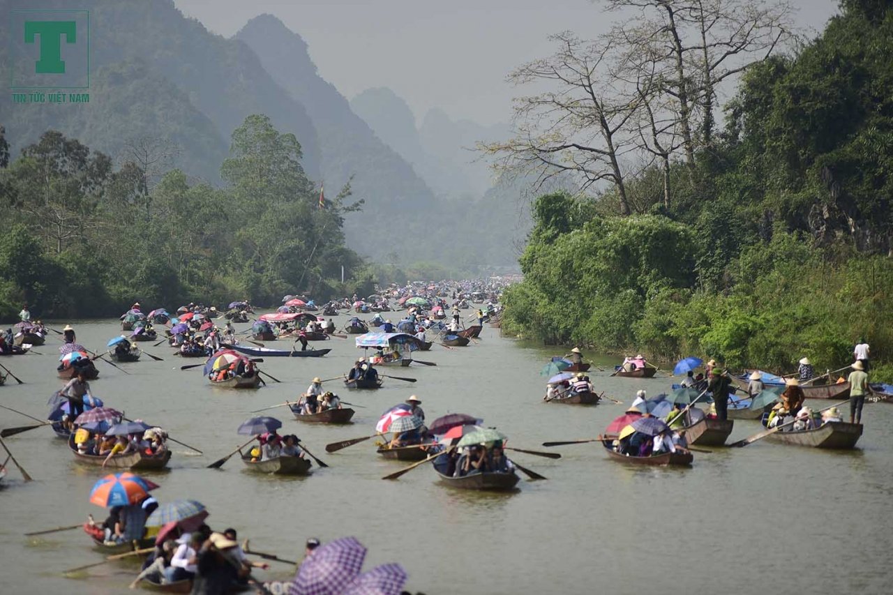 hang-van-nguoi-dan-chay-hoi-chua-huong-tu-rang-sang