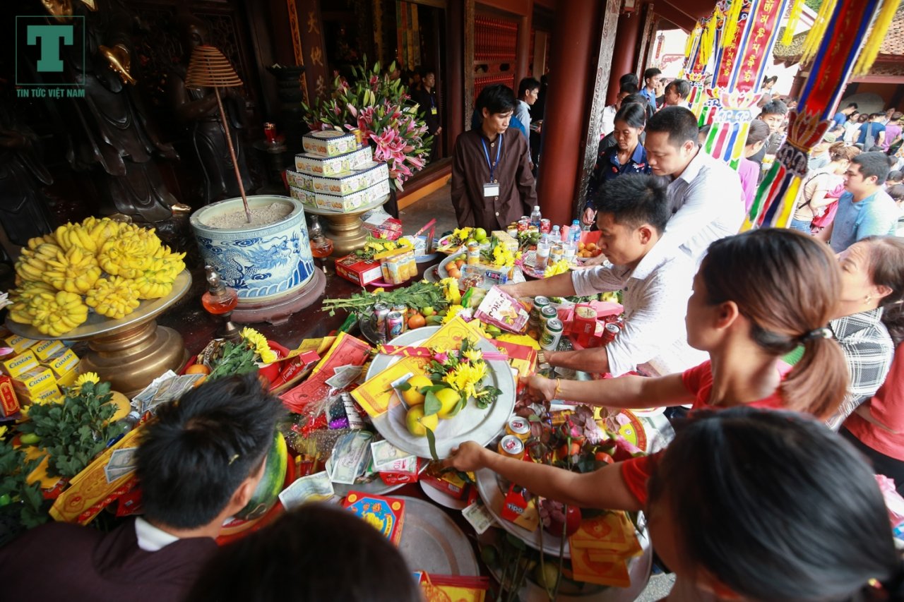 hang-van-nguoi-dan-chay-hoi-chua-huong-tu-rang-sang