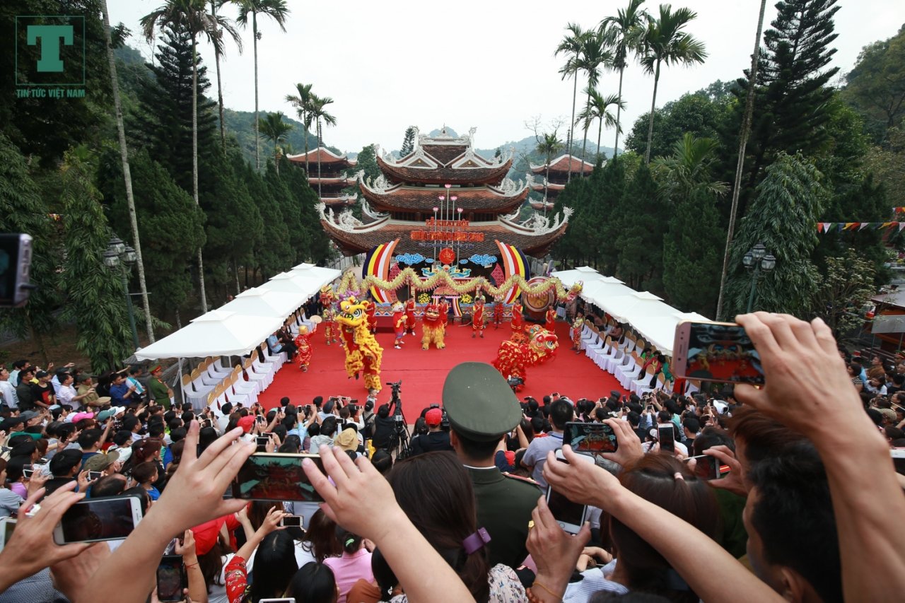 hang-van-nguoi-dan-chay-hoi-chua-huong-tu-rang-sang