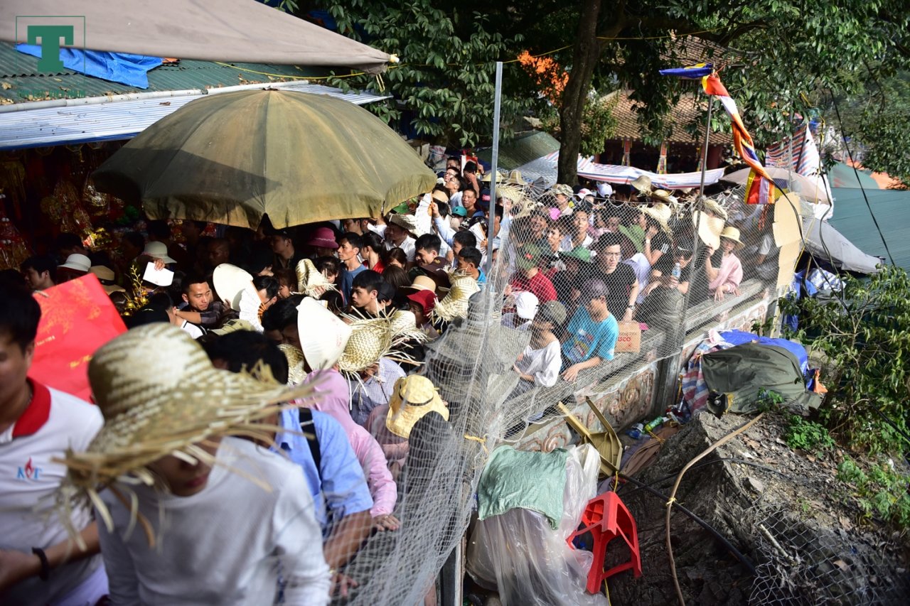 hang-van-nguoi-dan-chay-hoi-chua-huong-tu-rang-sang
