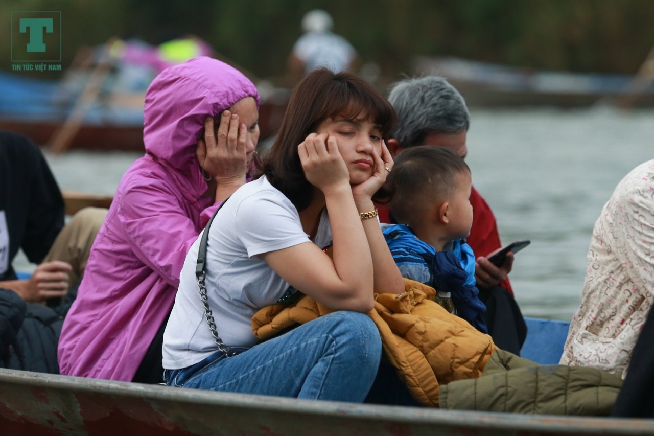 hang-van-nguoi-dan-chay-hoi-chua-huong-tu-rang-sang