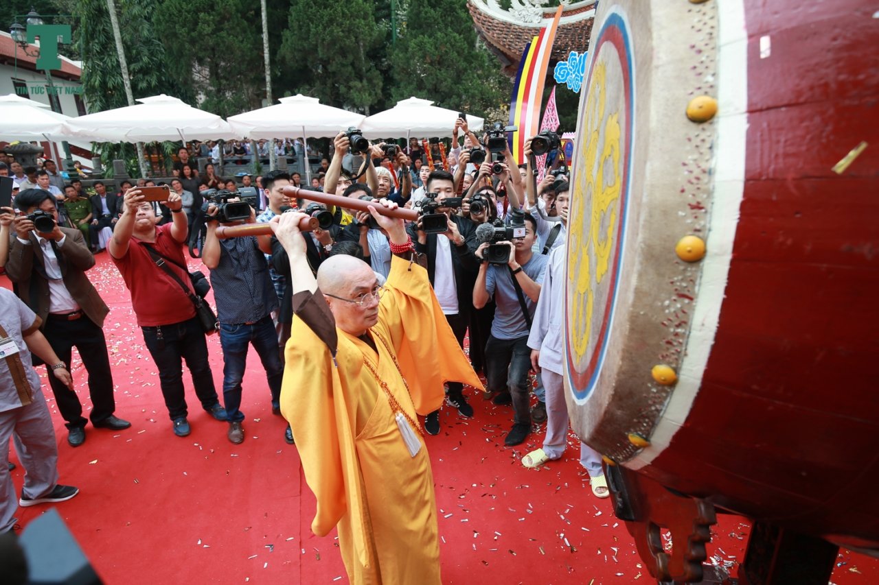 hang-van-nguoi-dan-chay-hoi-chua-huong-tu-rang-sang