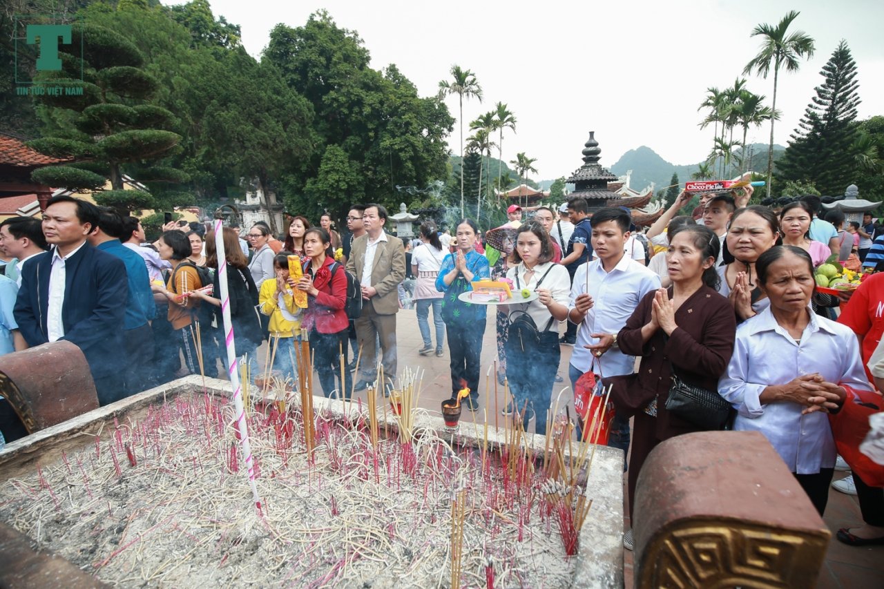 hang-van-nguoi-dan-chay-hoi-chua-huong-tu-rang-sang