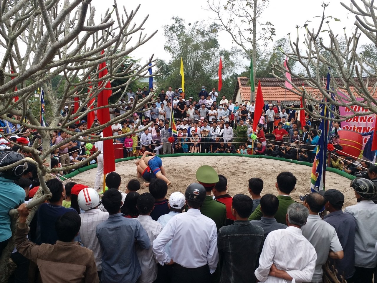 kich-tinh-xem-trai-lang-quan-nhau-tren-soi-vat-ngay-dau-nam